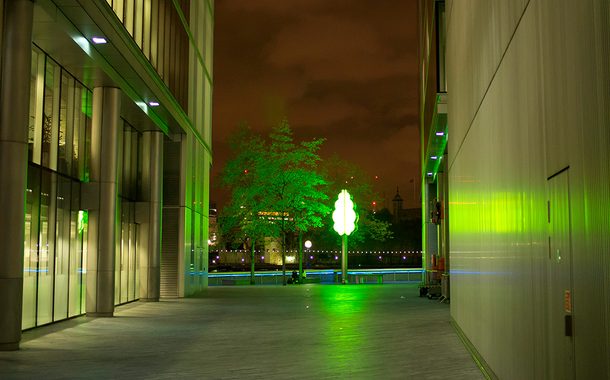 Zwischen zwei Gebäuden in der Nacht mit grünem Licht