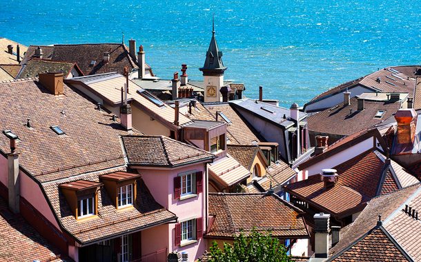 Wunderschöne Aussicht über die Altstadt von Nyon mit dem Genfersee im Hintergrund