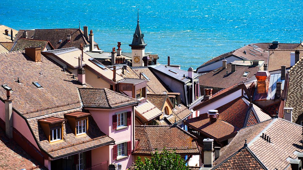 Wunderschöne Aussicht über die Altstadt von Nyon mit dem Genfersee im Hintergrund