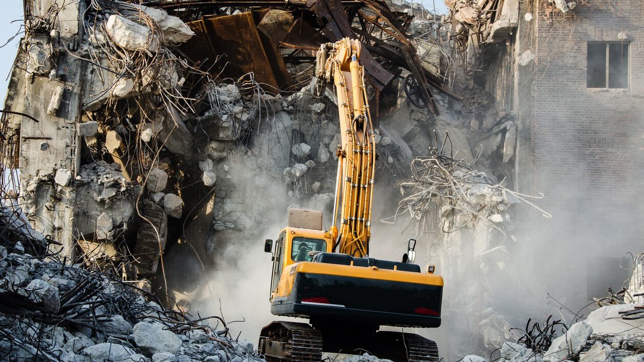 Demolizione di un edificio per recuperare le materie prime nell'ambito dell'economia circolare