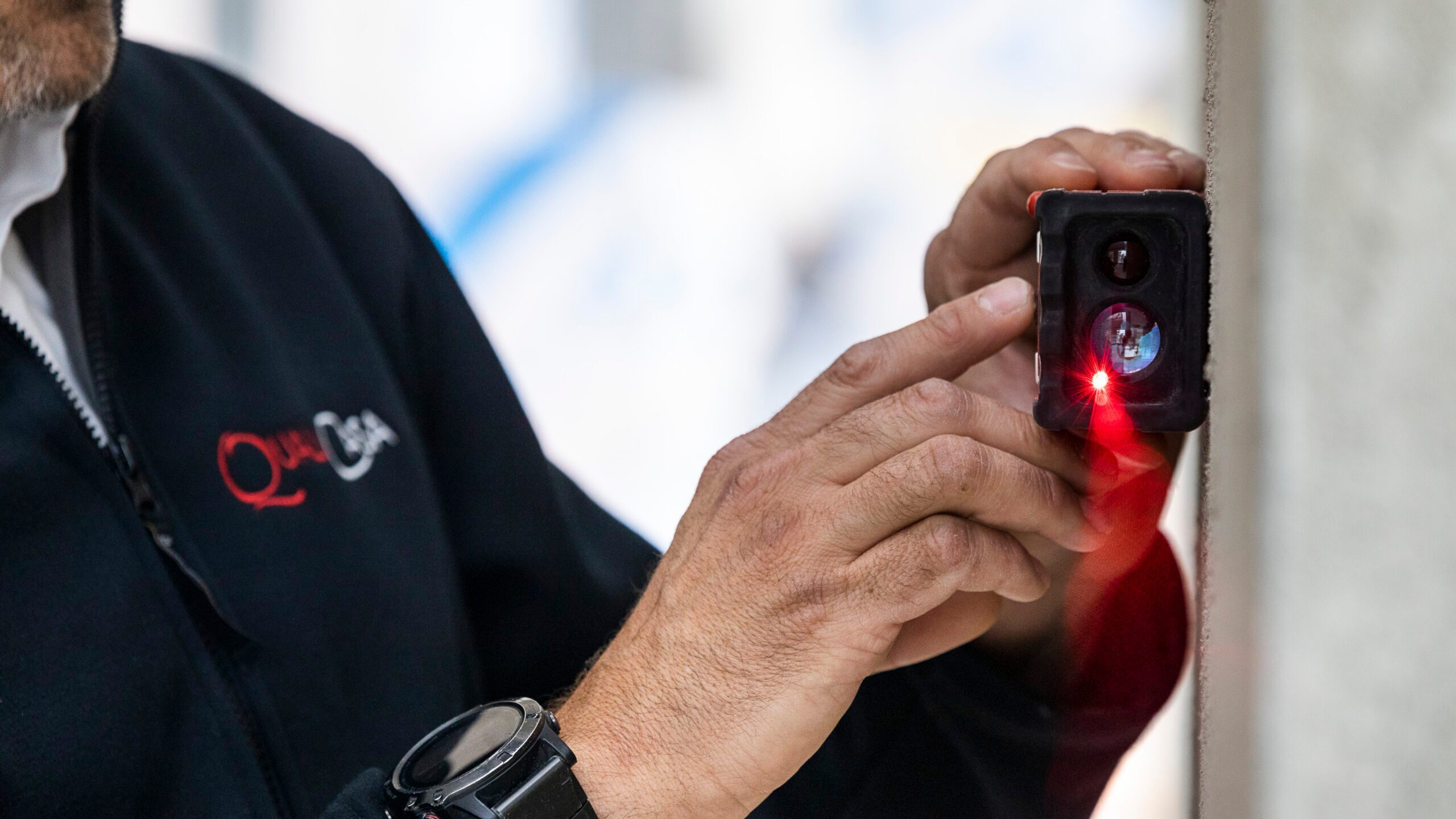 Misurazione laser da parte di QualiCasa per verificare la fisica dell'edificio