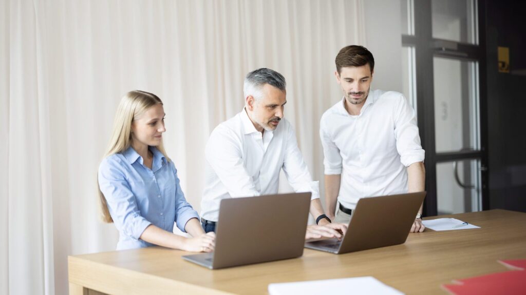 Besprechungssituation zum Thema Nachhaltigkeits- und ESG-Strategien