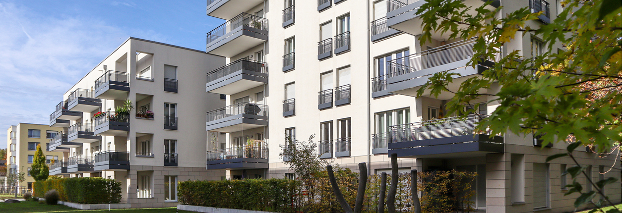 immobilier durable : un véritable atout pour les investisseurs - immeubles blanc avec balcons gris - Wüest Partner