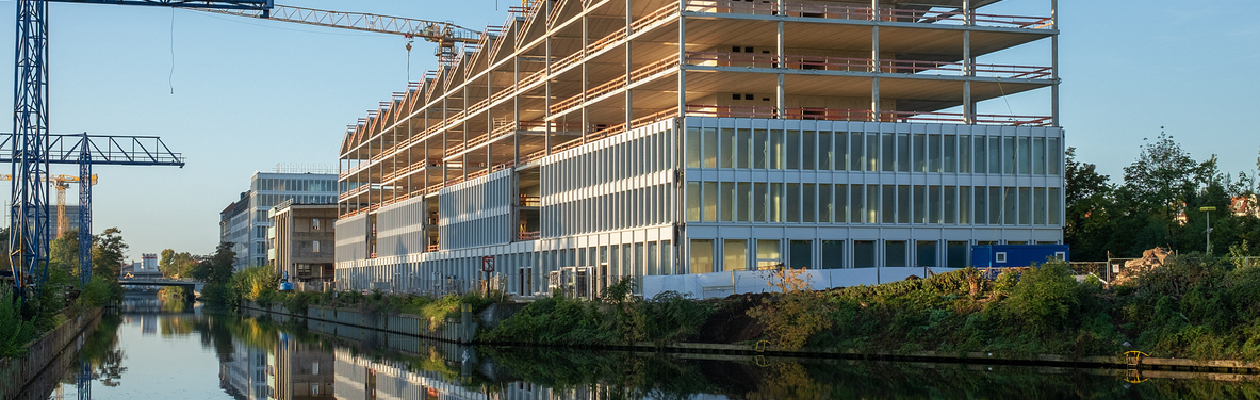 Esg Immobilier : outil de gestion essentiel de votre parc - immeuble en construction - fleuve - Wüest partner
