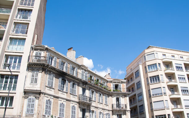 Acheter ou louer son logement en 2025 - Wüest Partner - immeuble de logement - ciel bleu