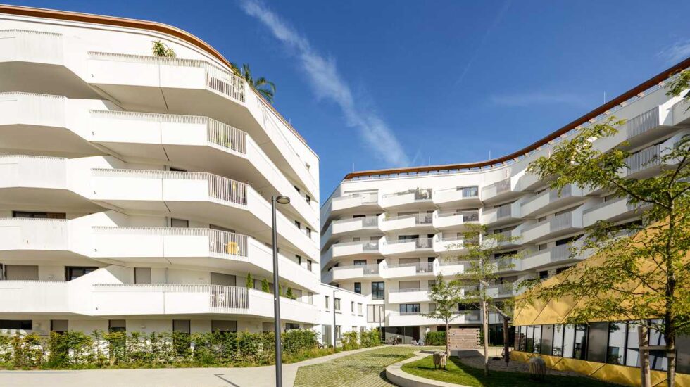 Evaluation et évolution des prix de l'immobilier - article Wüest Partner - Immeubles résidentiel blanc avec des balcons