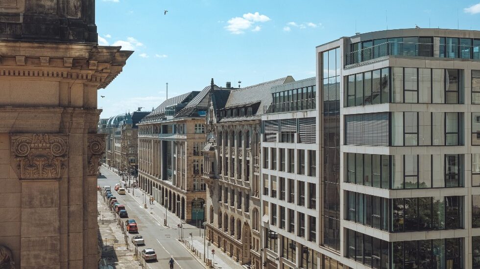 Patrimoine immobilier : stratégies et bonnes pratiques pour une gestion performante Wüest Partner rue avec immeubles anciens et modernes