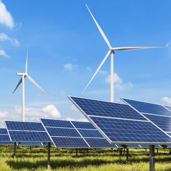 Solaranlagen vor zwei Windrädern 