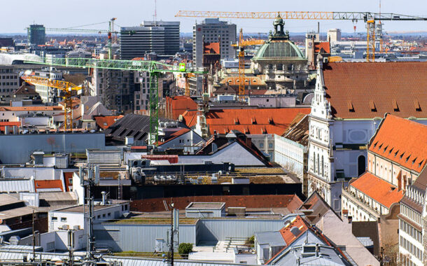 In Deutschland sinken die Kaufpreise mit jeder schlechteren Energieeffizienzklasse im Durchschnitt um mehr als 100 Euro pro Quadratmeter. München bestätigt diesen Trend grundsätzlich, sie setzen allerdings auf Sanierung anstatt Neubau