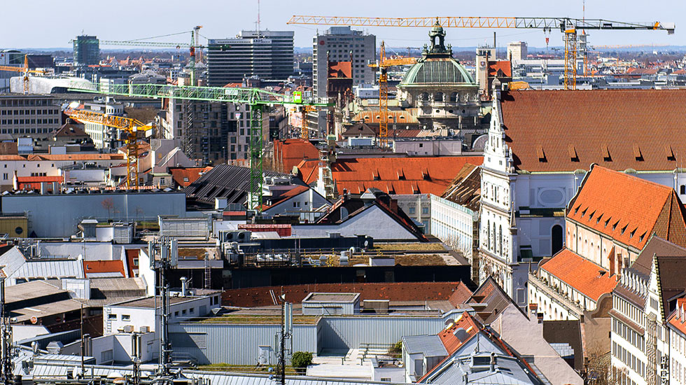 In Deutschland sinken die Kaufpreise mit jeder schlechteren Energieeffizienzklasse im Durchschnitt um mehr als 100 Euro pro Quadratmeter. München bestätigt diesen Trend grundsätzlich, sie setzen allerdings auf Sanierung anstatt Neubau