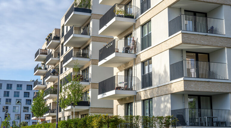 Gebäudetyp E: Günstiger bauen: Modernes Mehrfamilienhaus im Geschosswohnungsbau als Beispiel für neuen Wohnraum