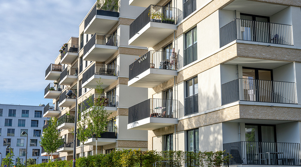 Gebäudetyp E: Günstiger bauen: Modernes Mehrfamilienhaus im Geschosswohnungsbau als Beispiel für neuen Wohnraum